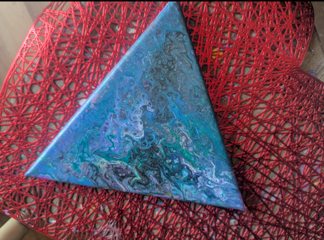 Small triangle paint pour